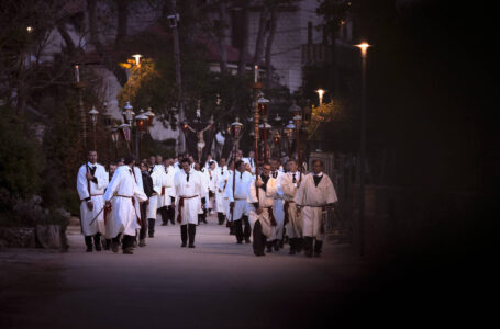 Procesija “Za križen” – stoljetna tradicija središnjeg dijela otoka Hvara