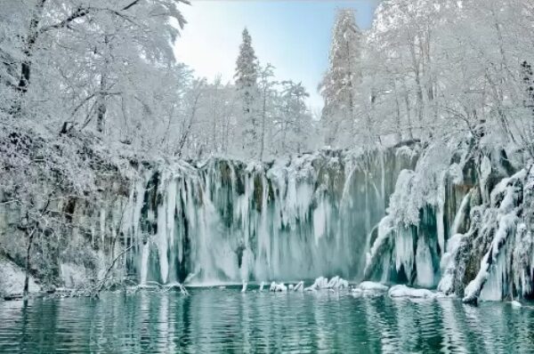 Plitvička jezera u zimskoj raskoši – idealno vrijeme za odmor u Lici